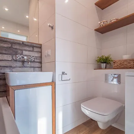 Bianco Apartment *