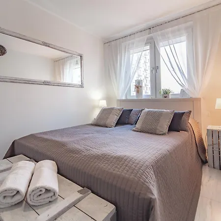 Bianco Apartment *